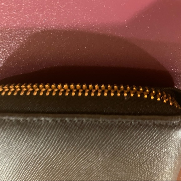 Tory Burch wallet. More pictures upon request - Picture 5 of 6